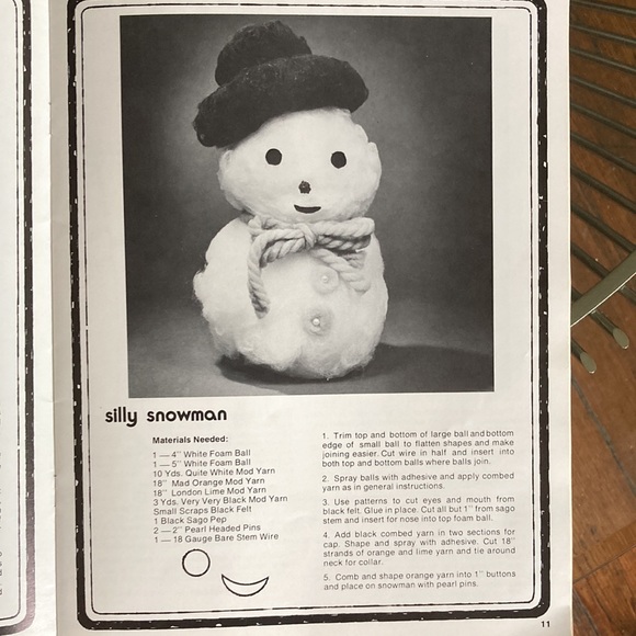 Pair of kitschy vintage 1970s crafting booklets - mod world crafts and macramé - Picture 7 of 10